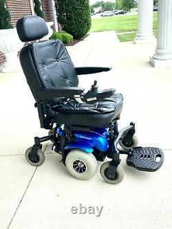 Power chair Shoprider 6runner with 6 wheels on ground very stable plush seat