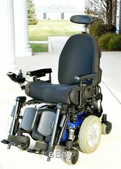 Power wheelchair Quantum Q6edge has tilt-separate feet lift brand new batteries