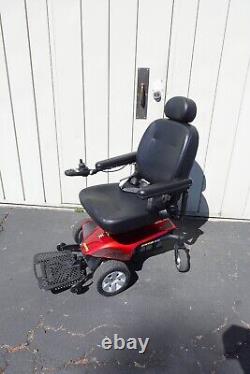 Fauteuil roulant électrique Jazzy Elite ES à entraînement avant à roues en ligne rouge