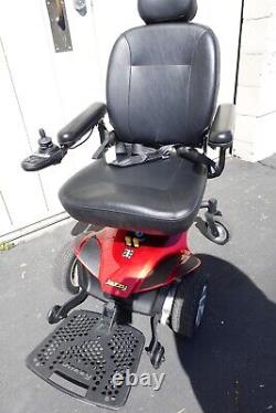 Fauteuil roulant électrique Jazzy Elite ES à entraînement avant à roues en ligne rouge