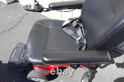 Fauteuil roulant électrique Jazzy Elite ES à entraînement avant à roues en ligne rouge