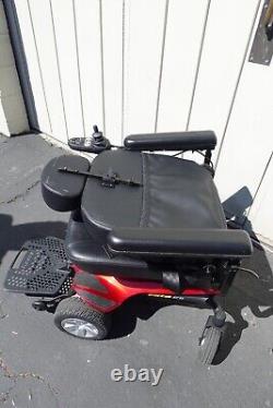 Fauteuil roulant électrique Jazzy Elite ES à entraînement avant à roues en ligne rouge