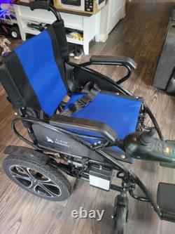 Fauteuil roulant électrique en très bon état. Noir avec un matériau bleu.