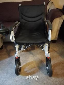 Fauteuil roulant électrique pliant peu utilisé