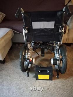 Fauteuil roulant électrique pliant peu utilisé