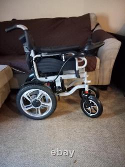 Fauteuil roulant électrique pliant peu utilisé