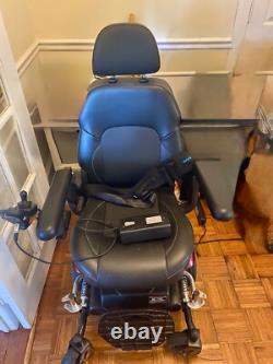 Le fauteuil roulant Vision Sport est un fauteuil électrique à traction centrale.