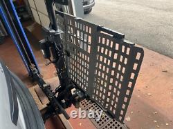 Lève-véhicule pour fauteuil roulant électrique Bruno ASL 250 avec bras pivotant et feu de freinage