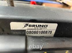 Lève-véhicule pour fauteuil roulant électrique Bruno ASL 250 avec bras pivotant et feu de freinage