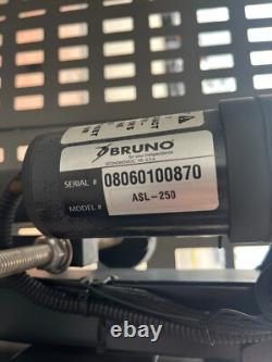 Lève-véhicule pour fauteuil roulant électrique Bruno ASL 250 avec bras pivotant et feu de freinage