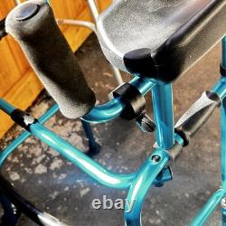 Scooter de mobilité, deux déambulateurs, un lourd et un compact, toilettes portables pliantes