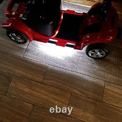 Scooter de mobilité, deux déambulateurs, un lourd et un compact, toilettes portables pliantes