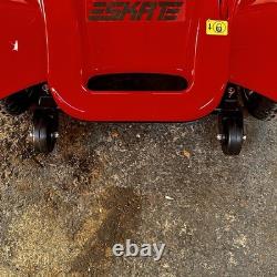 Scooter de mobilité, deux déambulateurs, un lourd et un compact, toilettes portables pliantes