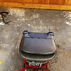 Scooter de mobilité, deux déambulateurs, un lourd et un compact, toilettes portables pliantes