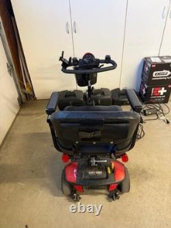 Scooter de voyage Go-Go Elite de Pride Mobility utilisé avec (2) batteries supplémentaires de 22 ah