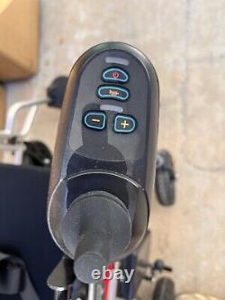 Scooter électrique léger et pliable pour fauteuil roulant.