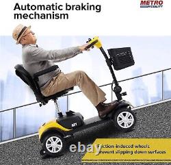 Scooters de mobilité électrique pour personnes âgées et fauteuils roulants électriques robustes compacts dans le métro.