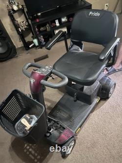 Trottinette électrique Go Go Sport d'occasion, avec chargeur de batterie.