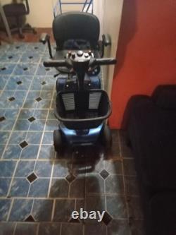 Vive dispositif de fauteuil roulant compact électrique à 4 roues, bleu, lourd.